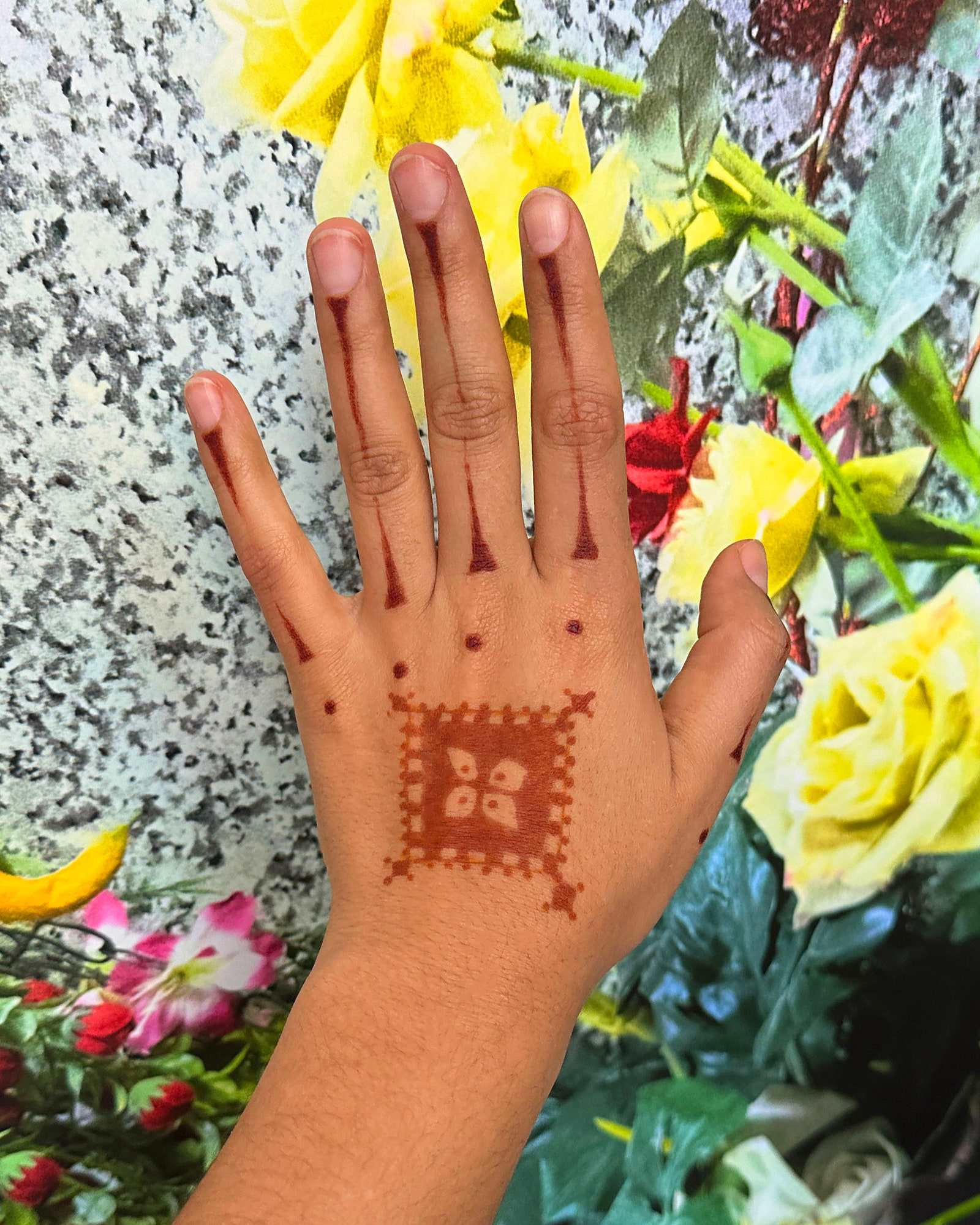 Azra Khamissa, a henna artist