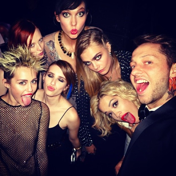 Derek Blasberg Miley Cyrus, Karen Elson, Emma Roberts, Karlie Kloss, Cara Delevingne, and Rita Ora met gala selfie