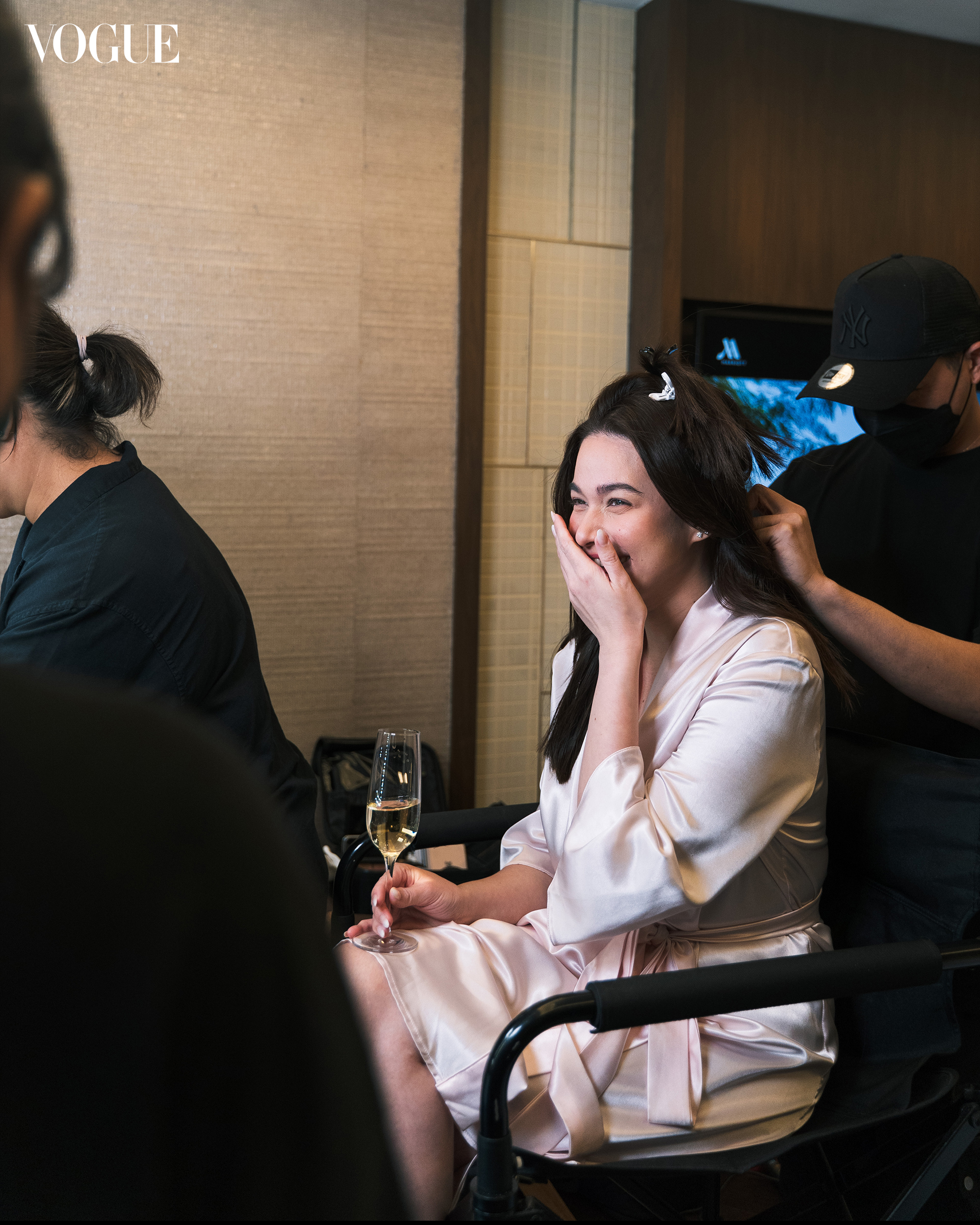 Bea Alonzo Laughing along with her hair and makeup team in between glamm in the GMA Gala