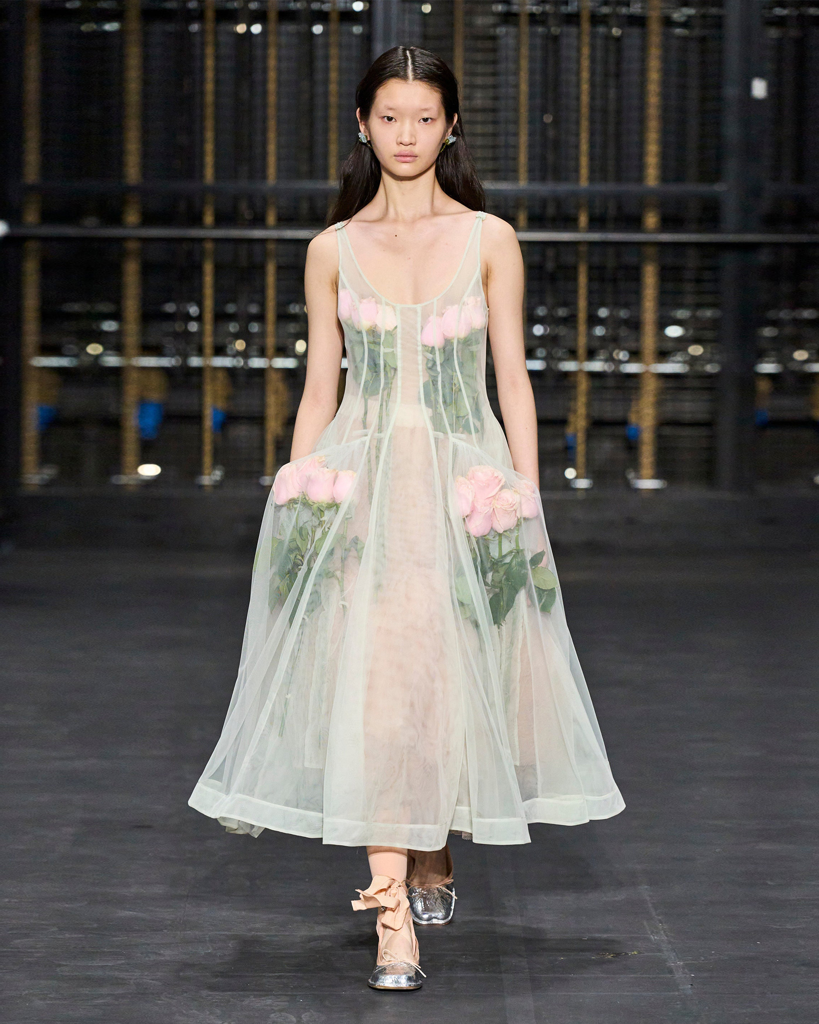 White dress with roses by Simone Rocha. White floral dress.