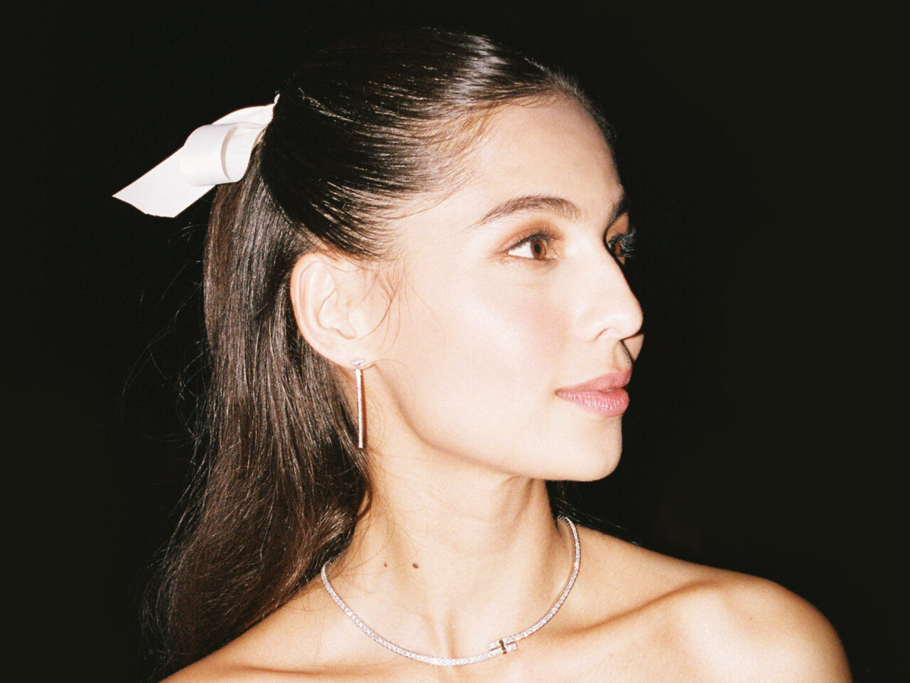 Jasmine Curtis-Smith wearing a half up-do hair with white ribbon