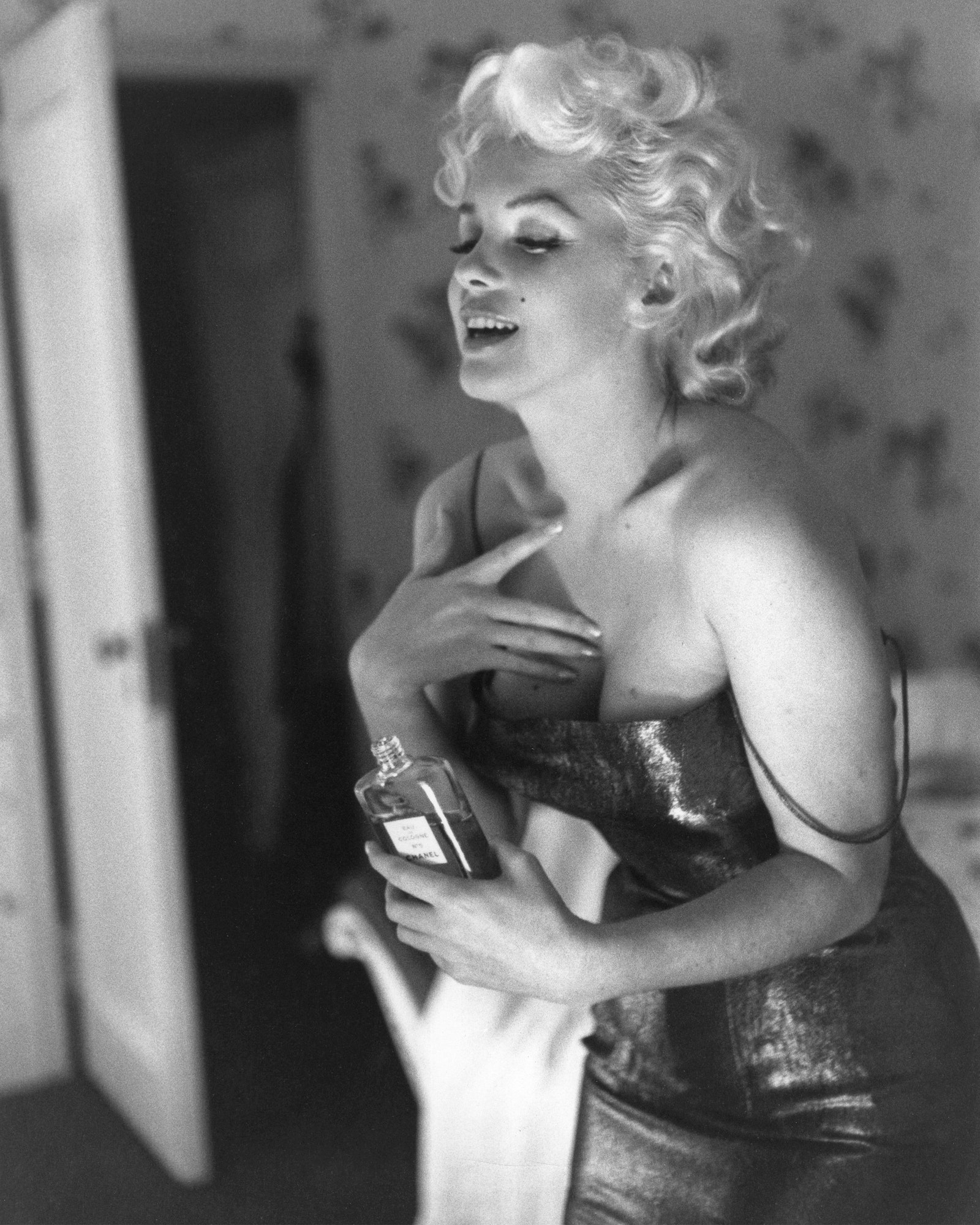 Marilyn Monroe applying Chanel N°5.