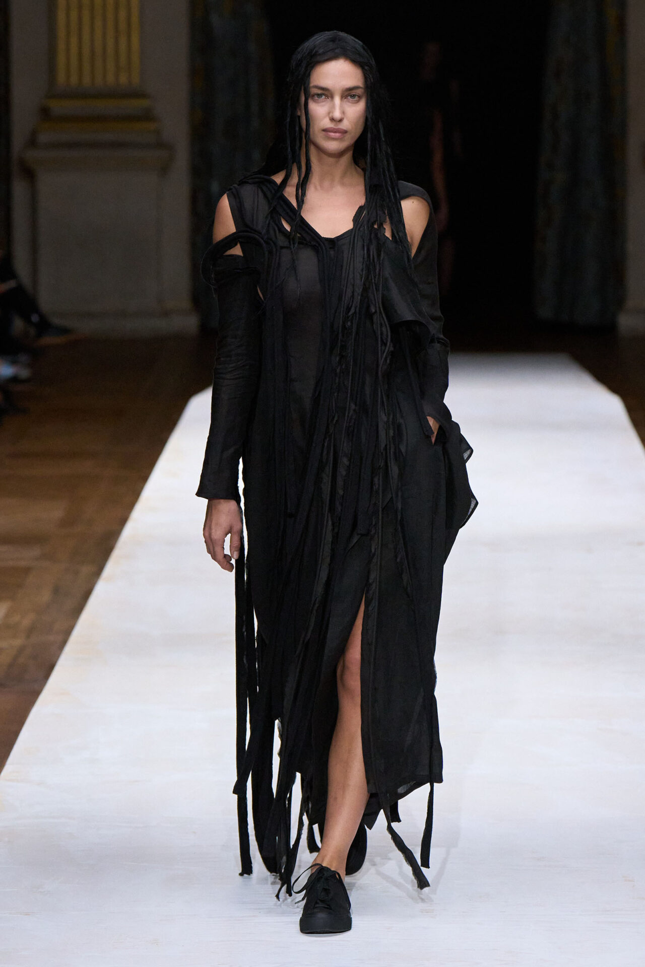 Yohji Yamamoto S Spring Summer 2024 Ready To Wear Collection   00007 Yohji Yamamoto Spring 2024 Ready To Wear Credit Gorunway 1280x1920 