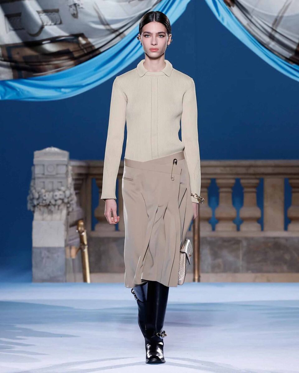 A monochromatic look at the Tory Burch Fall-Winter 2023 show.