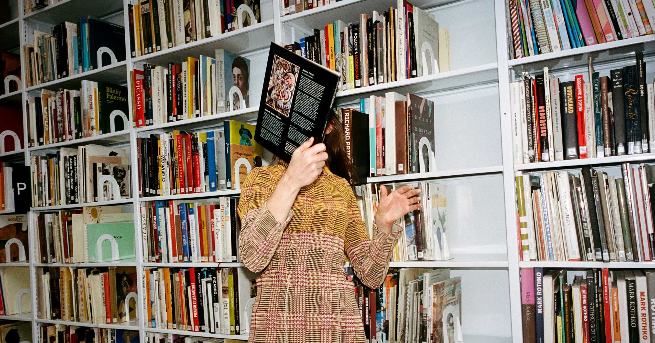 Behind “Bookshelf Wealth,” Tiktok’s New Interior Trend