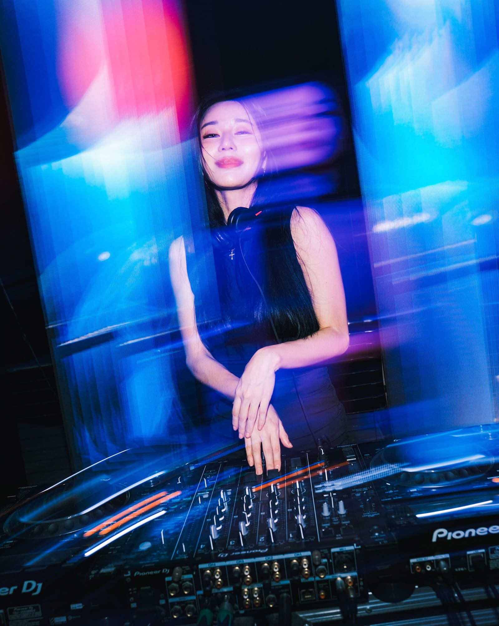 A blurred photo of South Korean DJ Siena
