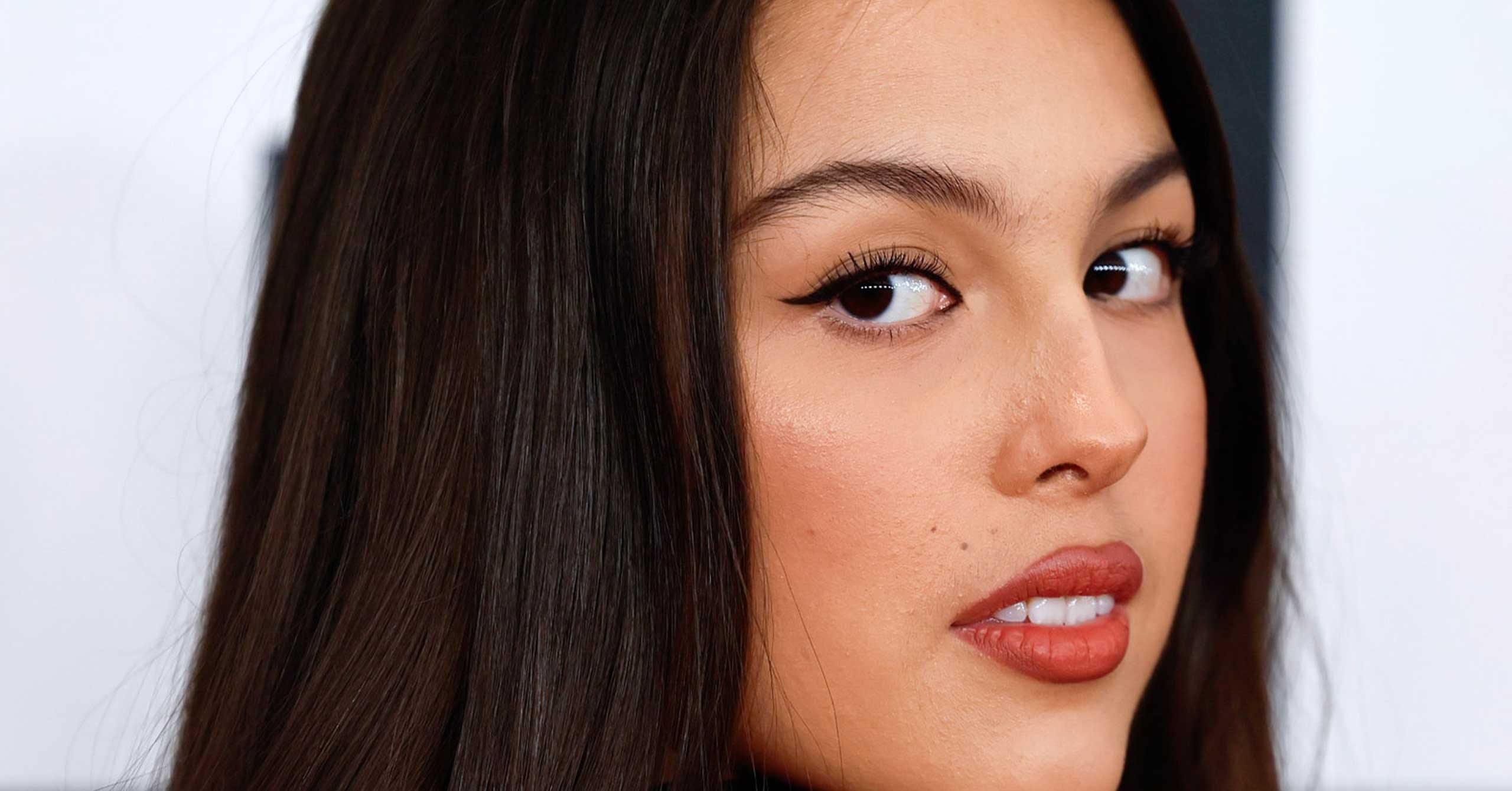 Olivia Rodrigo Rocks Classic Glam At The 2025 Grammys Olivia Rodrigo Lancome Grammys Look Beauty Vogue L2 